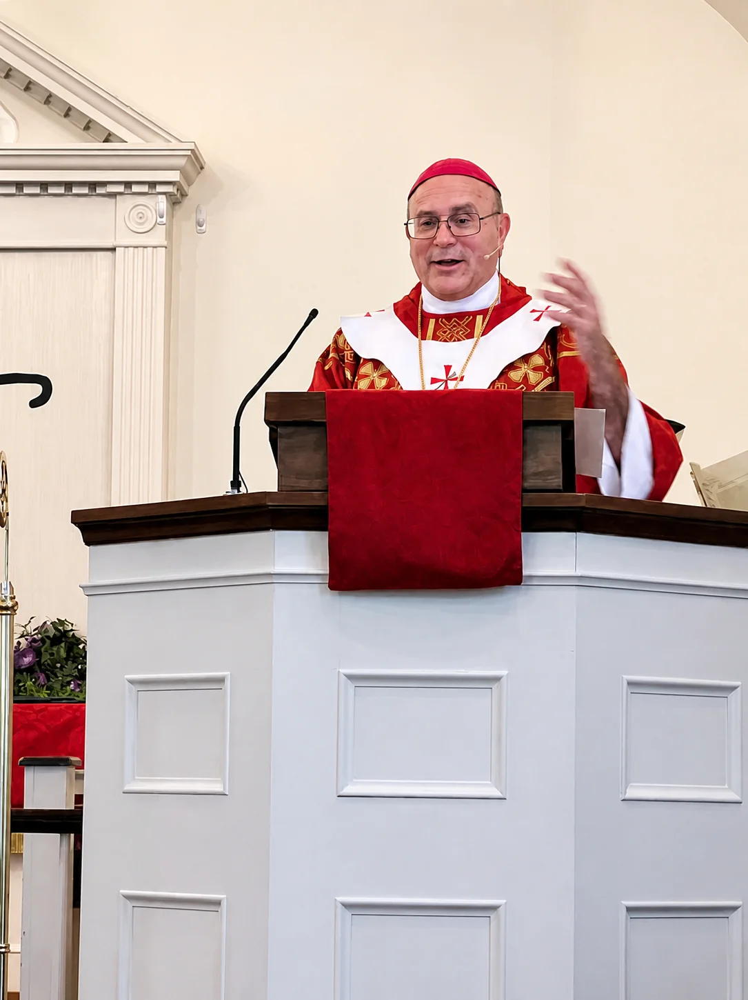 The Most Revd. Raúl Eugenio Toro Jr. preaching from the pulpit